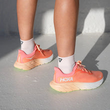 Load image into Gallery viewer, Versus Dirty Pink Running Quarter Socks