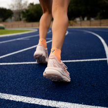 Load image into Gallery viewer, Versus Peachy Running Quarter Socks