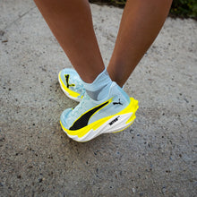 Load image into Gallery viewer, Versus Breeze Blue Running Ankle Socks
